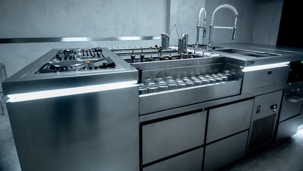 Kinki Cocktail Club venue interior, Malasaña Madrid — dark moody bar atmosphere