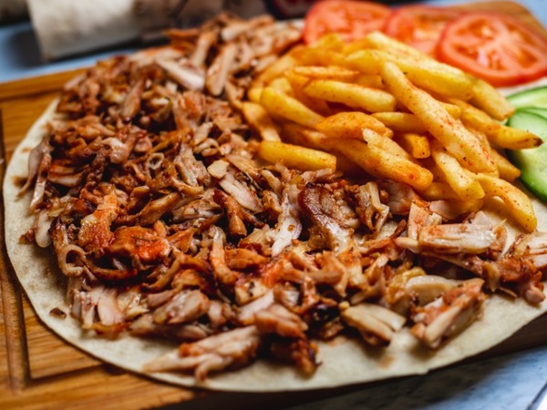 PLATO KEBAB CON PAPAS