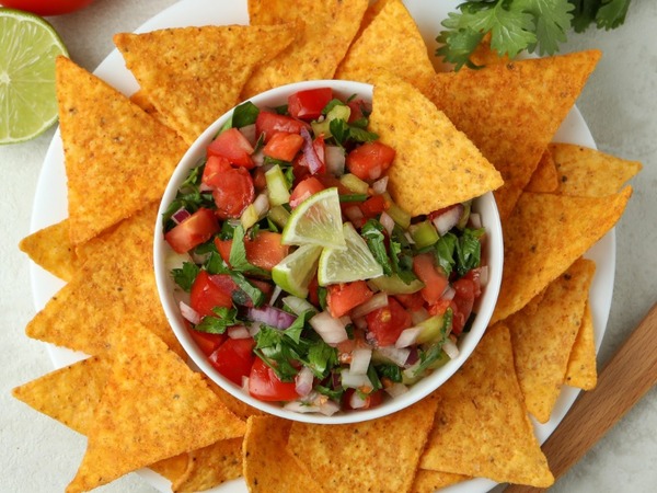 Nachos con queso, guacamole y beicon