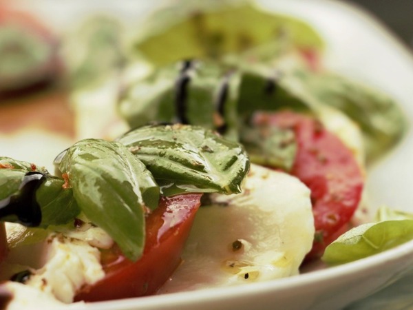 ENSALADA CAPRICCE Y VINAGRETA DE PESTO 