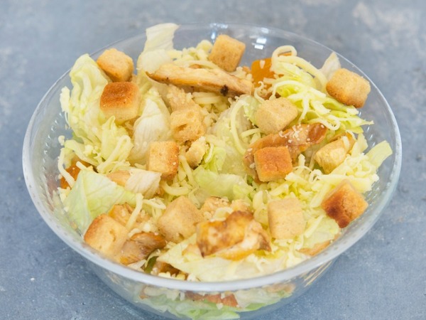 Ensalada Luthor (tiras de pollo, lechuga, picatostes, queso parmesano, salsa Cesar)