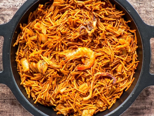 Fideua de mariscos con salsa all i olí mínimo 2 personas precio por persona 