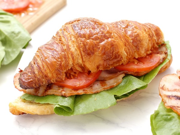 Croissant con atún, lechuga, tomate y mahonesa 
