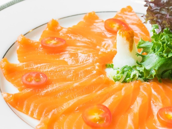 Tostada  salmón con aguacate y queso Philadelphia 