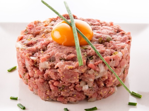 Steak tartar de solomillo de ternera con tostaditas 26,50€