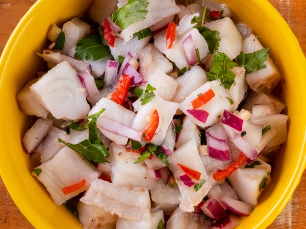  CEVICHE DE CORVINA CON LECHE DE TIGRE, MAIZ REBOZADO Y SALICORNIA