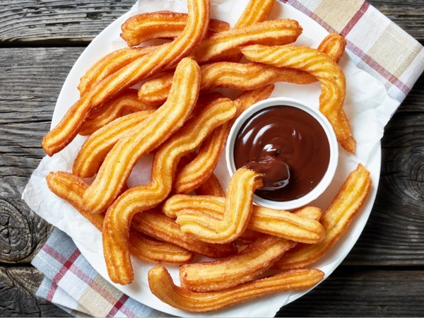 Chocolate, porras o churros y zumito de regalo