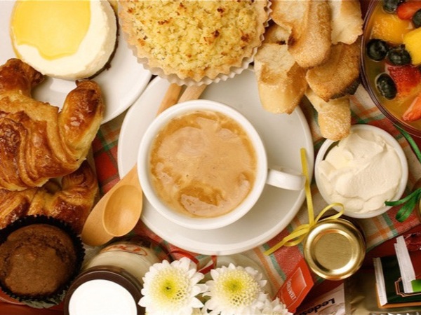 Desayuno clásico y zumo de naranja natural 