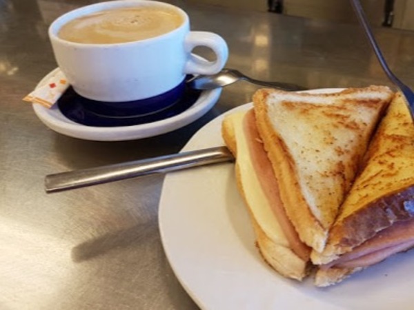 Café con sandwich mixto  y zumito regalo 