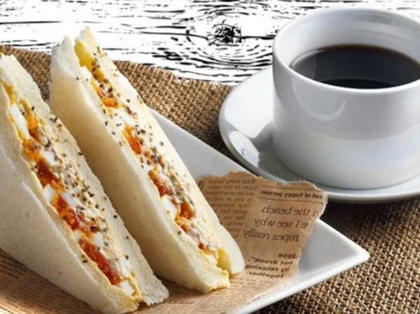 Café con sandwich vegetal  y zumito regalo