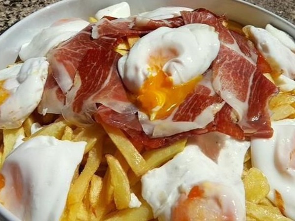 huevo frito, jamón serrano, patatas, refresco o tubo de cerveza con zumito de regalo