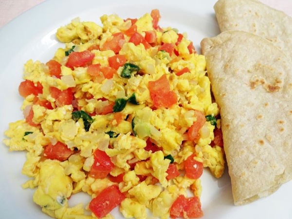 huevos revueltos, beicon, tomate, refresco o tubo de cerveza con zumito de regalo