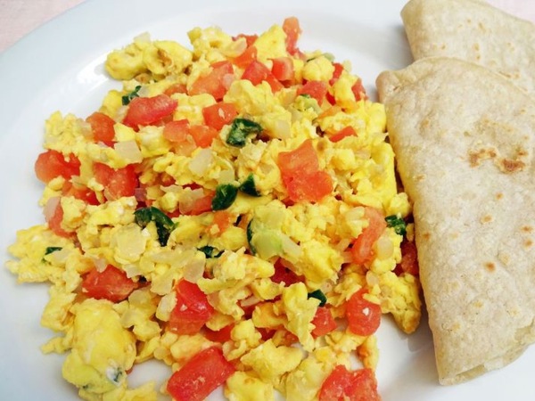 huevos revueltos, jamón, tomate, refresco o tubo de cerveza con zumito de regalo