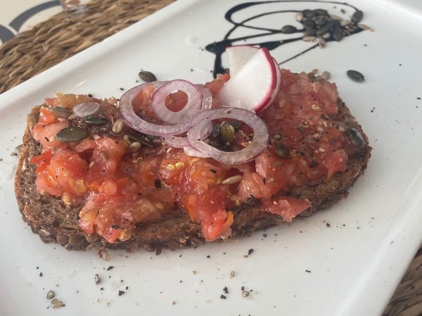 Toast with tomato mix, oil & seedmix