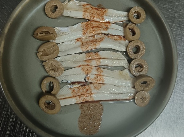  Mediterrane ansjovis in azijn en zwarte peper met olijven