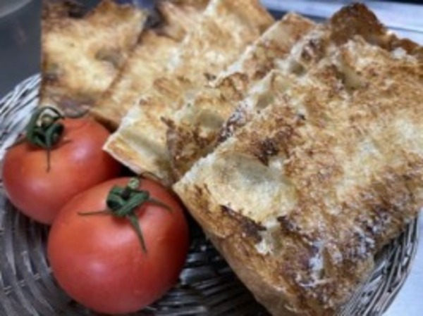 Pane alla coca con pomodoro