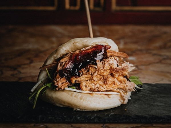 Pain Bao de bacon ibérique cuit à basse température dans le style de Shanghai