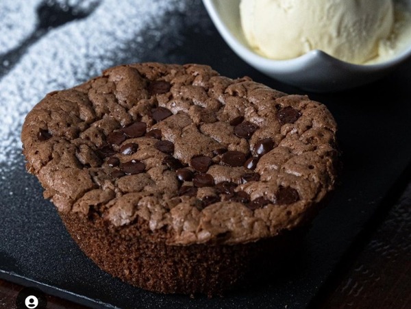 Brownie tèbia 72% amb gelat de vainilla