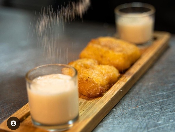 Leite frito de estilo tradicional com sopa fria de canela