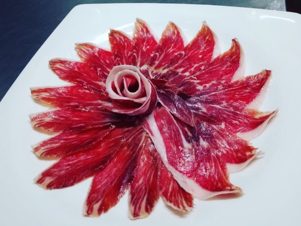 Ración de jamón ibérico con pantumaka. 