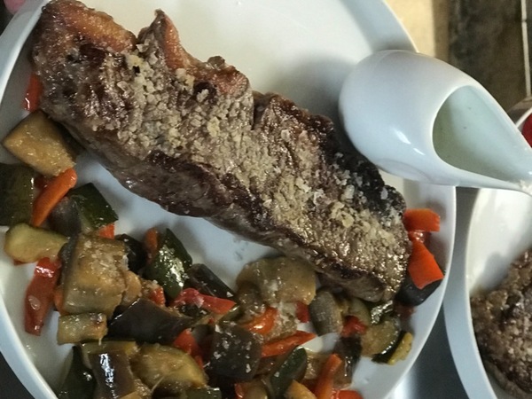 Entrecot de 300 gramos con patatas fritas y salsa de roquefort