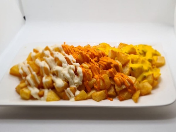 Patatas bravas, alioli o queso