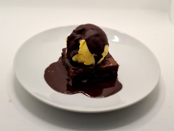 Brownie con bola de helado