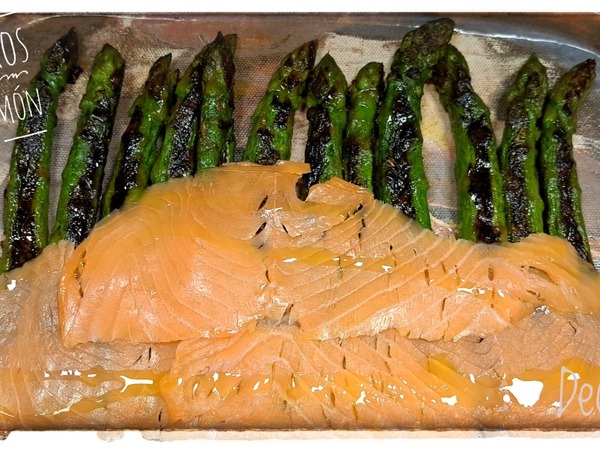 Espárragos trigueros con salmón