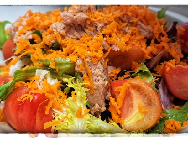Salade verte (Mezclum de laitue, tomate, carotte râpée et thon)