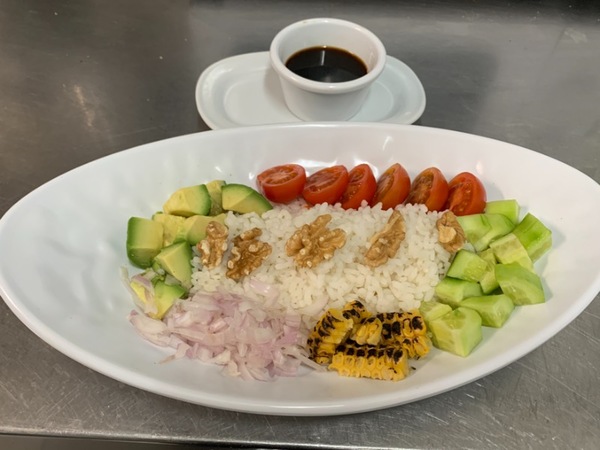 Poke de Quinoa, con aguacate,cebolla de Figueras,pepino,maiz pitin, Arroz y tomatito cherry y salsa ponzu  12,95