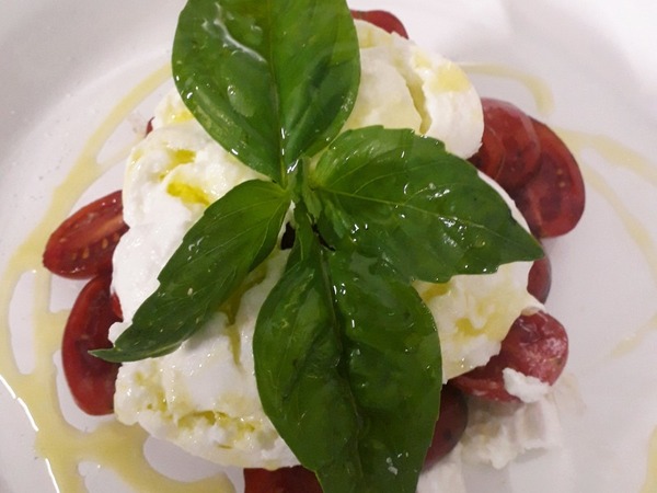 CAPRESE DI BUFALA CAMPANA D.O.P E POMODORINI CHERRY 