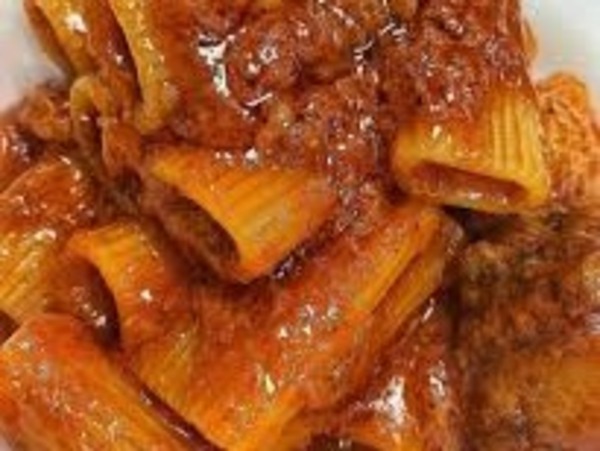 RIGATONI CON SALSA DI POMODORO E SOBRASADA MALLORQUINA