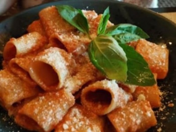 RIGATONI AL POMODORO BASILICO E BURRATA