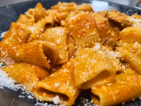 RIGATONI SALSICCIA E PEPERONI 