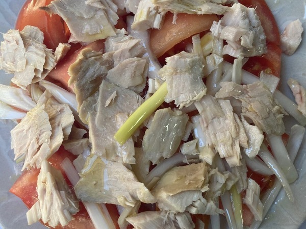 Tomate con bonito en escabeche de la casa