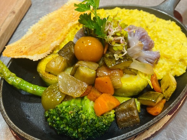 Pastelera de Choclo con Vegetales Salteados