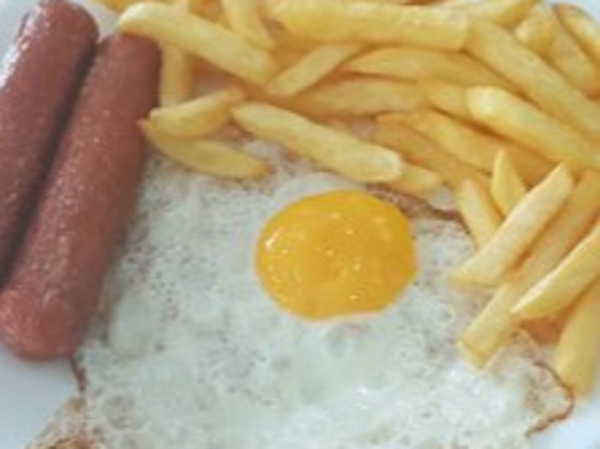 Salchichas, patatas y huevo