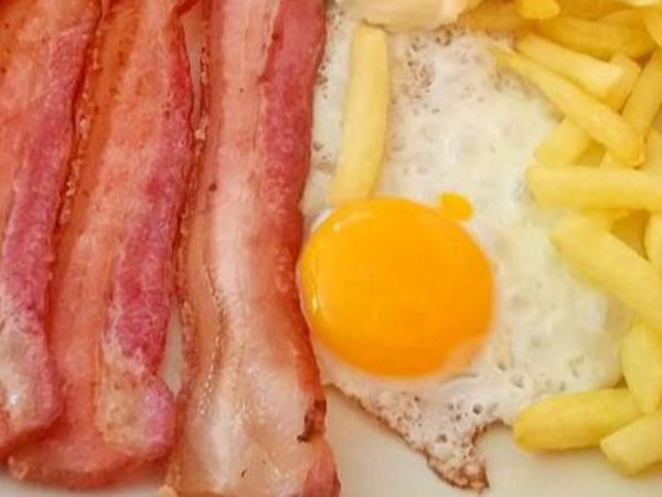 Beicon, patatas y huevo