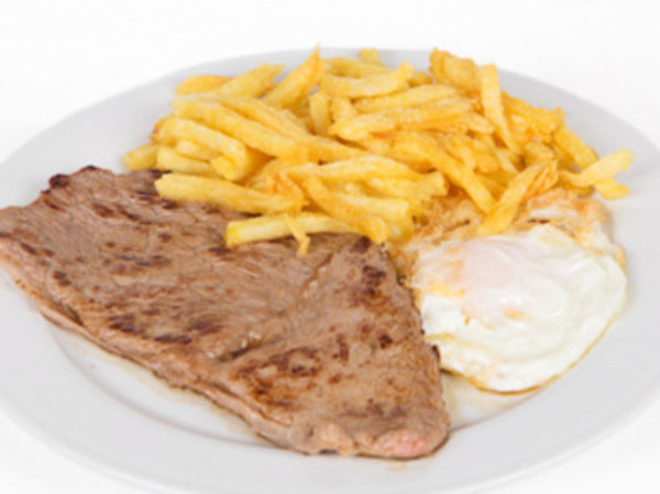 Bistec, patatas y huevo