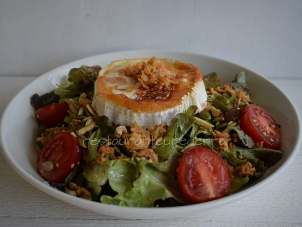Salad with goat cheese and nuts