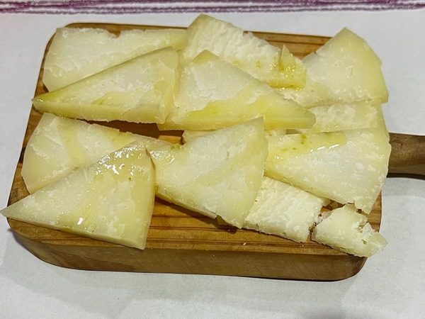 Serving of cured cheese