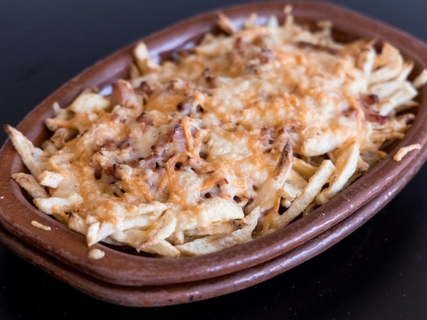 Batatas fritas com queijo e bacon