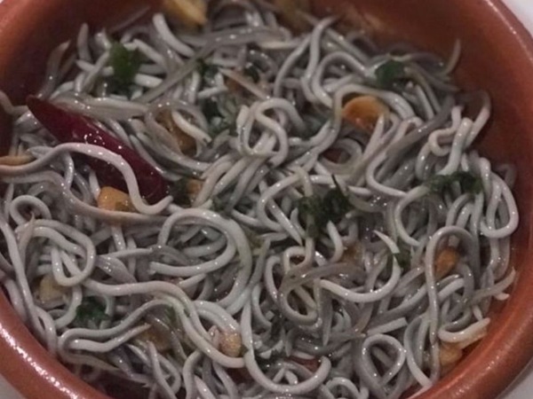Gulas salteadas con láminas de ajo confitado 13,95€ 