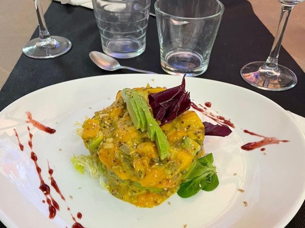 Tartar de salmón, aguacate y mango con tostaditas 23,50€ 