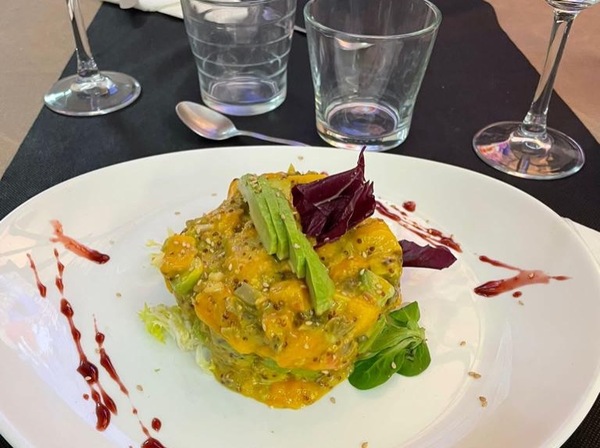Tartar de salmon, aguacate y mango con tostaditas crujientes 23,50€