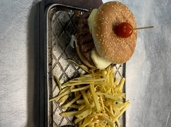 HAMBURGUESA CON QUESO DE CABRA: carne especial de la casa, queso de cabra, mesclum, tomates, cebolla confitada, y patatas fritas  16,95€