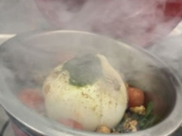 Burrata, kerstomaatjes gekonfijt met citroen en muesli