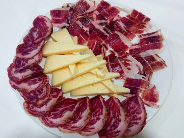 TABLA DE IBÉRICOS Y QUESO MANCHEGO
