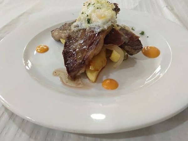 PRESA IBÉRICA CON JAMÓN Y SALMOREJO