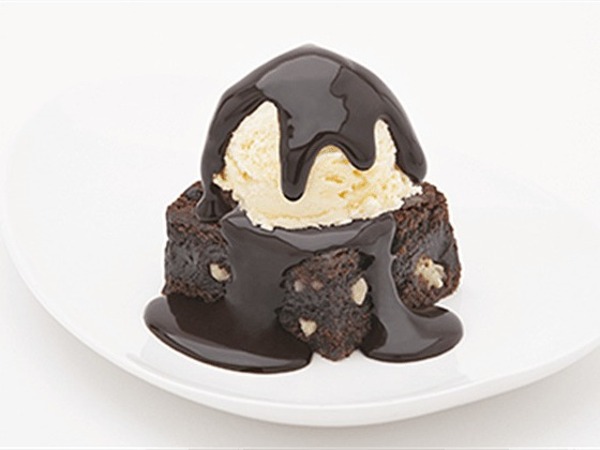 BROWNIE CON NUECES Y HELADO